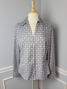ANN TAYLOR Gray Chain Link Circle Print V-Neck Button Professional Career Blouse